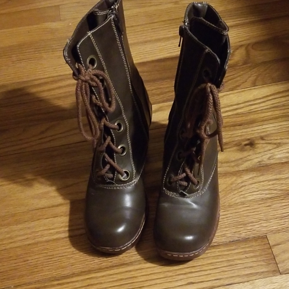 Heeled boots